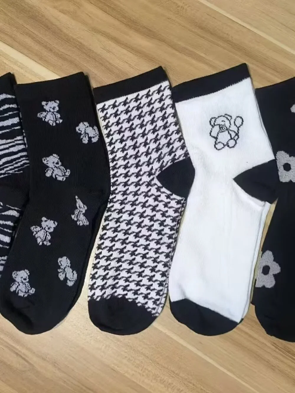 BLACK AND WHITE SOCKS - 5 PAIR - FESTIVE